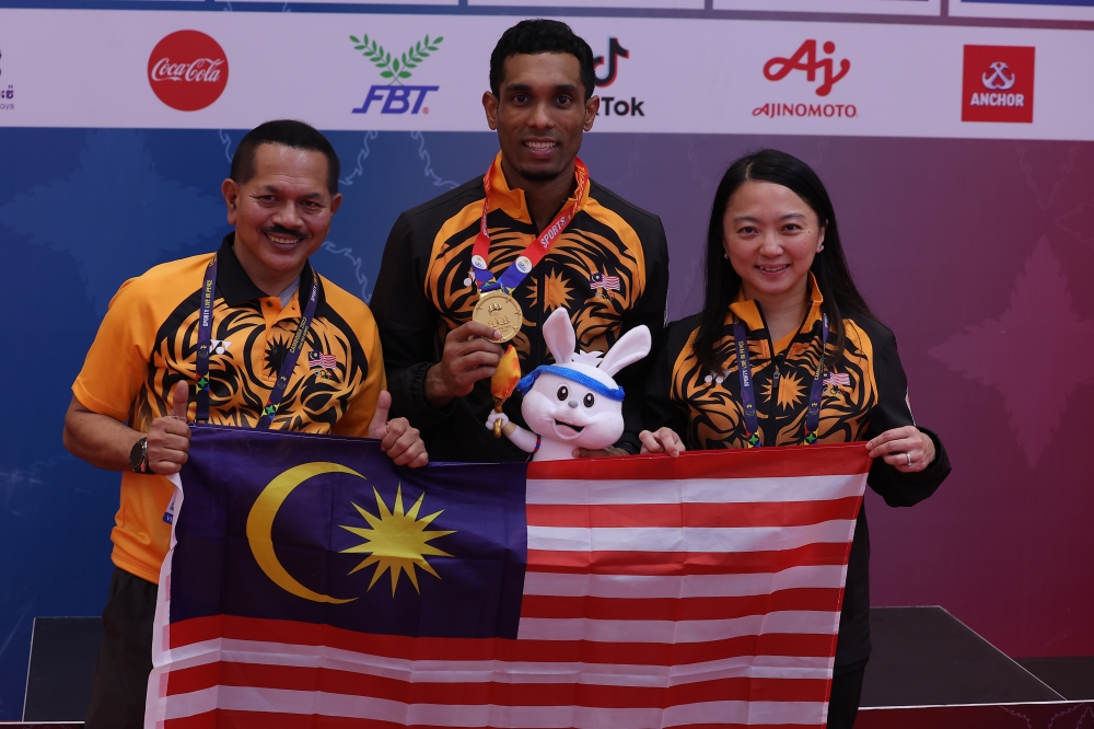 Youth and Sports Minister Hannah Yeoh (right) poses for a group photo with Karate athlete R Sharmendran (centre) who won a gold medal at the SEA Games in Phnom Penh May 7, 2023. — Bernama pic