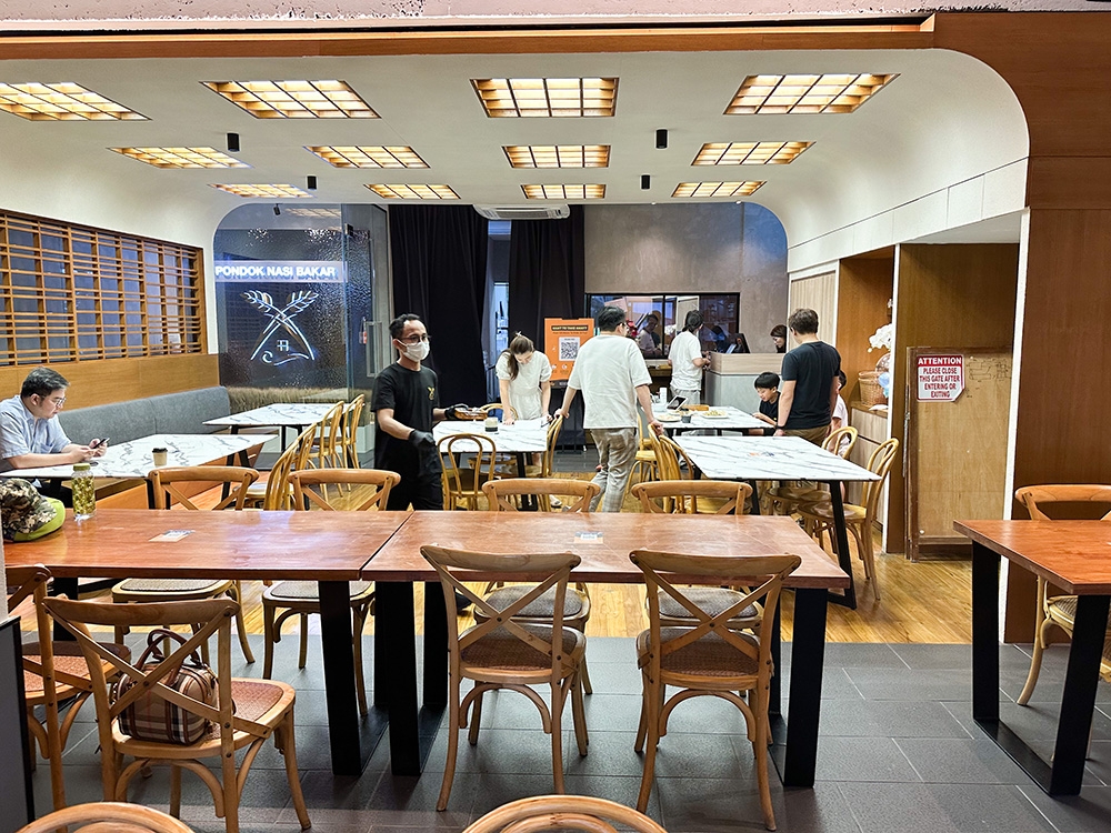 Go up the staircase to discover Pondok Nasi Bakar on the first floor.