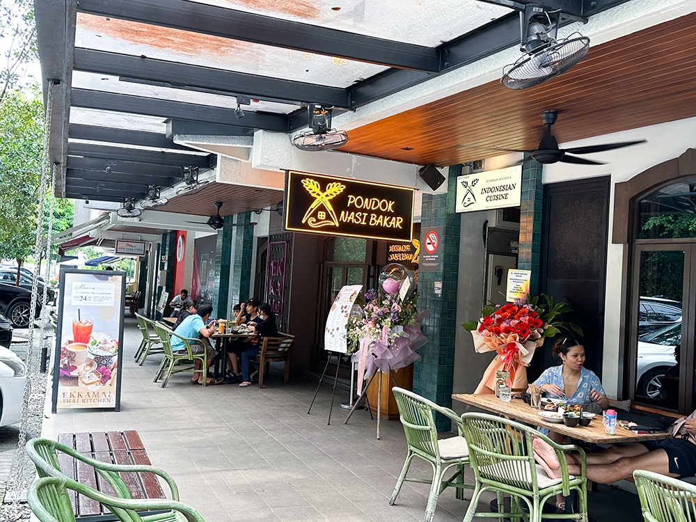 You can spot Pondok Nasi Bakar's signage in between Ekkamai at Plaza Batai.