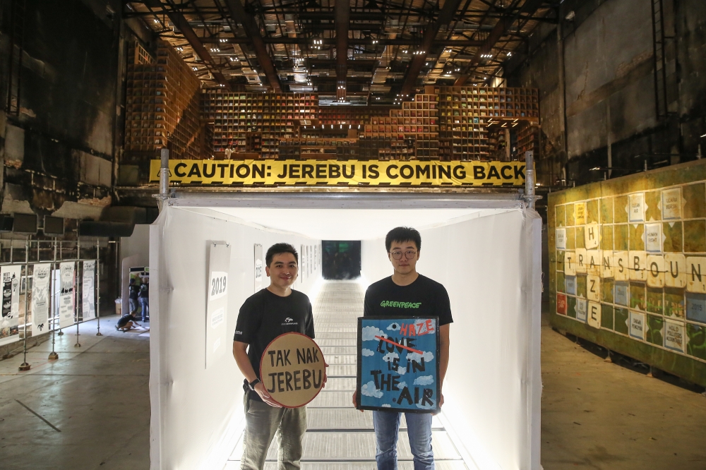 Lin (left) with Heng at the Haze Corridor. ― Picture by Yusof Mat Isa