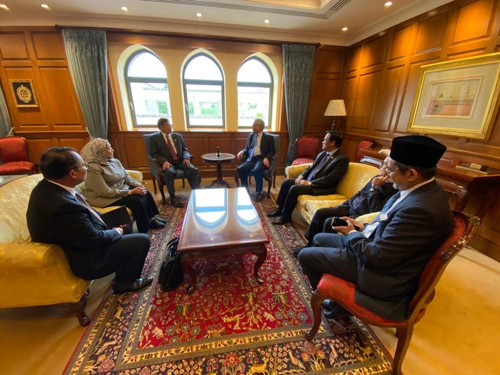 Abang Johari (third, left) attends a meeting with centre director Prince of Wales Fellow Dr Farhan Ahmad Nizami. ― Borneo Post pic