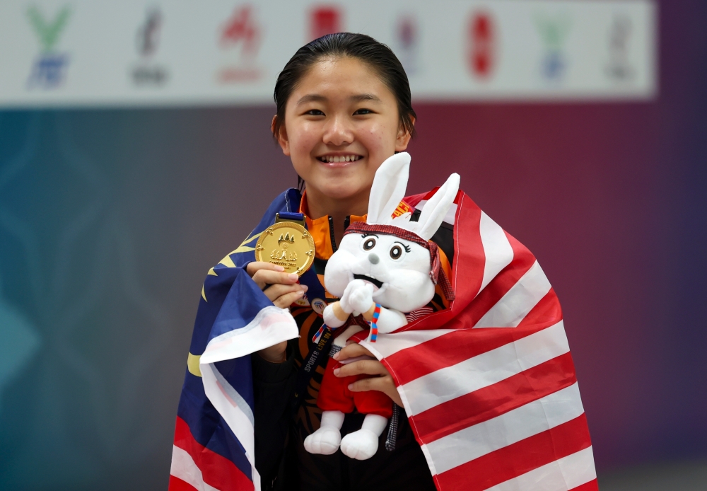 National diver Lee Yiat Qing won the women’s platform event in the Morodok Techo Aquatics Centre in Phnom Penh May 10, 2023. ― Bernama pic