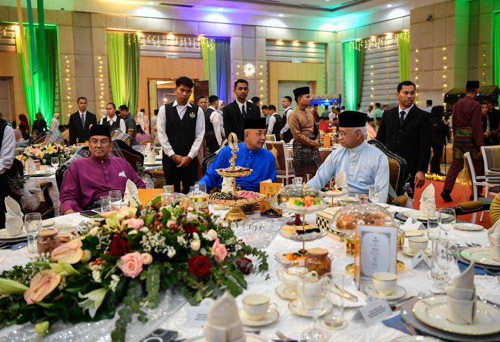 Malaysian Armed Forces (ATM) chief Gen Tan Sri Affendi Buang (right) attends ATM’s Hari Raya Aidilfitri open house at Wisma Perwira ATM in Kuala Lumpur May 10, 2023. — Bernama pic