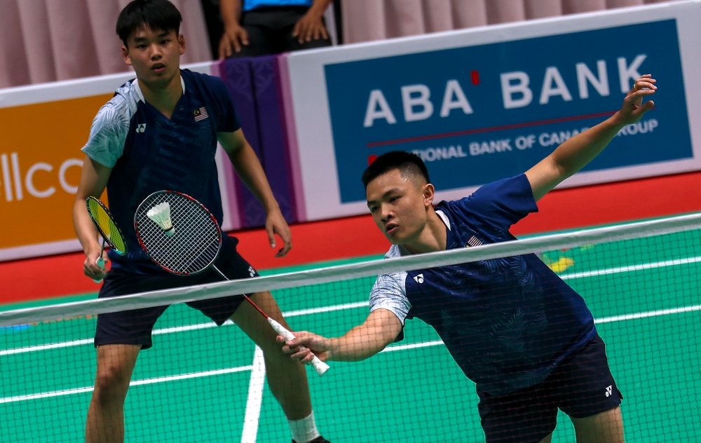 National men’s doubles Beh Chung Meng-Goh Boon Zhe (left) in action against Peeratchai Sukphun-Pakkapon Teeraratsakul from Thailand during the semifinals of the men’s team event at the 2023 SEA Games in Phnom Penh — Bernama pic