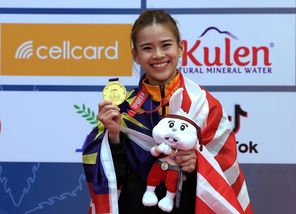 National wushu athlete Tan Cheong Min poses with her gold medal after the 2023 SEA Games women’s Nanquan final in Phnom Penh May 10, 2023. — Bernama pic