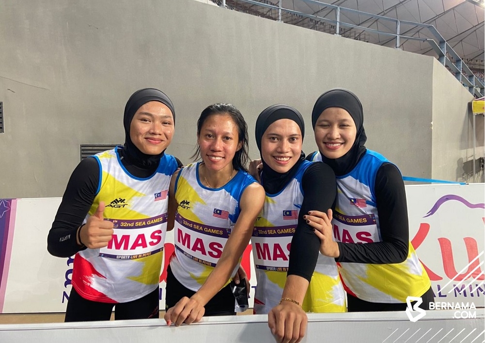 The Malaysian quartet comprising Azreen Nabila Alias, Zaidatul Husniah Zulkifli, Nur Afrina Batrisya Mohd Rizal and Nur Aishah Rofina Aling clocked 44.58 seconds to erase the old mark of 45.18s set by Zaidatul, Siti Fatimah Mohamad, S. Komalam and Nurul Faizah Asma Mazlan at the Asian Track and Field (ATF) Championships in India, back in 2017. — Picture via Twitter/Bernama