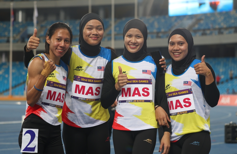 Meanwhile, Malaysian women sprinter Zaidatul Husniah Zulkifli (left), has given a hint that the 2023 SEA Games might be her last appearance at the Games. — Bernama pic