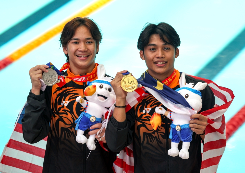 Enrique Maccartney Harold (right) and Bertrand Rhodict Lises with the gold and silver medals respectively. — Bernama pic