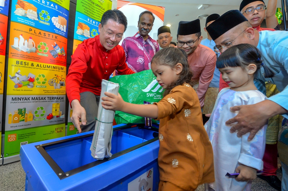 Local Government Development Minister Nga Kor Ming educates children on recycling at the Jalinan Muhibah programme, held in conjunction with the Aidilfitri celebration in Putrajaya May 11, 2023. — Bernama pic