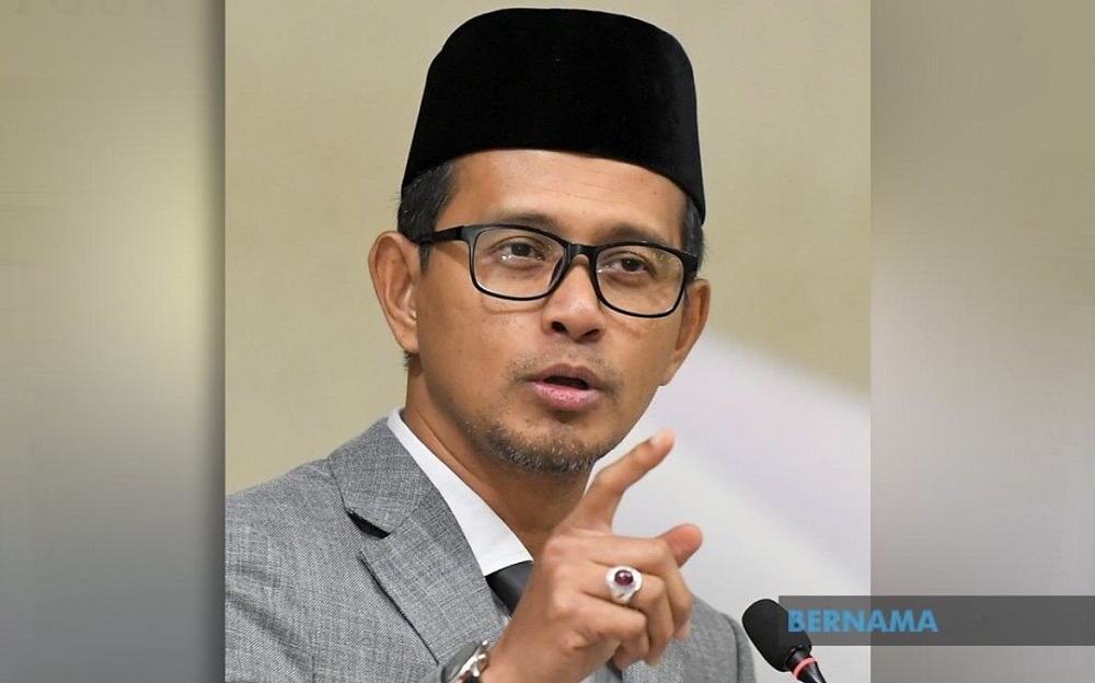 Johor Islamic Religious Affairs Committee chairman Mohd Fared Mohd Khalid said students of Islamic religious schools in Johor have been allowed to wear sports attire or appropriate clothing to school due to the current hot weather. — Picture via Twitter/Bernama