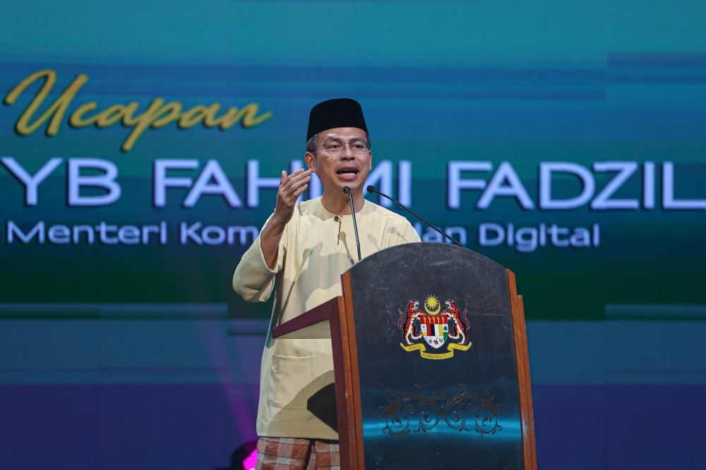 Communications and Digital Minister Fahmi Fadzil.said that, as of April 30, the implementation of the 5G network in the country had reached 61.7 per cent. — Bernama pic