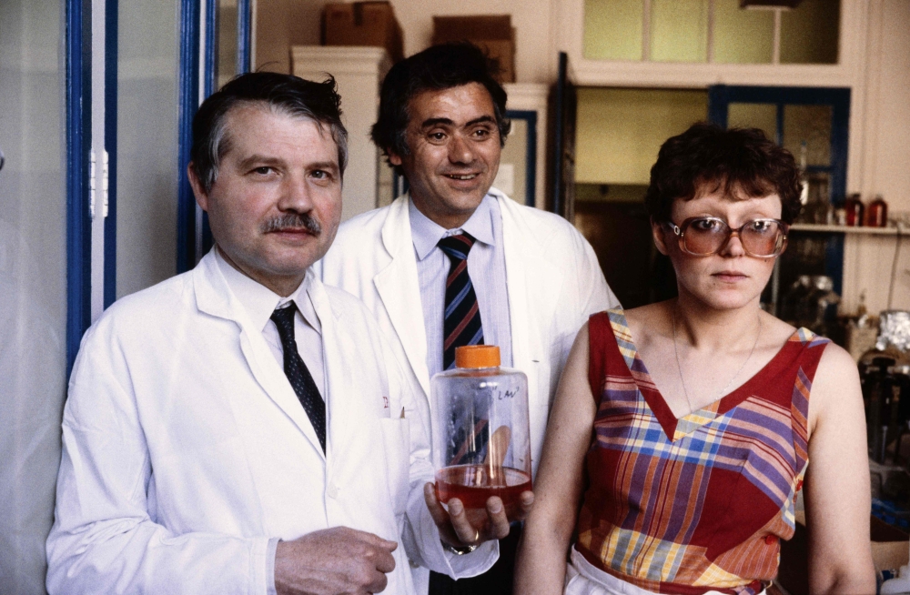 In this file photograph taken on April 25, 1984, professors Jean-Claude Chermann (C), Francoise Barre-Sinoussi (right) and Luc Montagnier (left), who participated in the discovery of the human immunodeficiency virus (HIV) which causes AIDS, pose in their research laboratory on the AIDS virus at the Pasteur Institute in Paris. — AFP pic