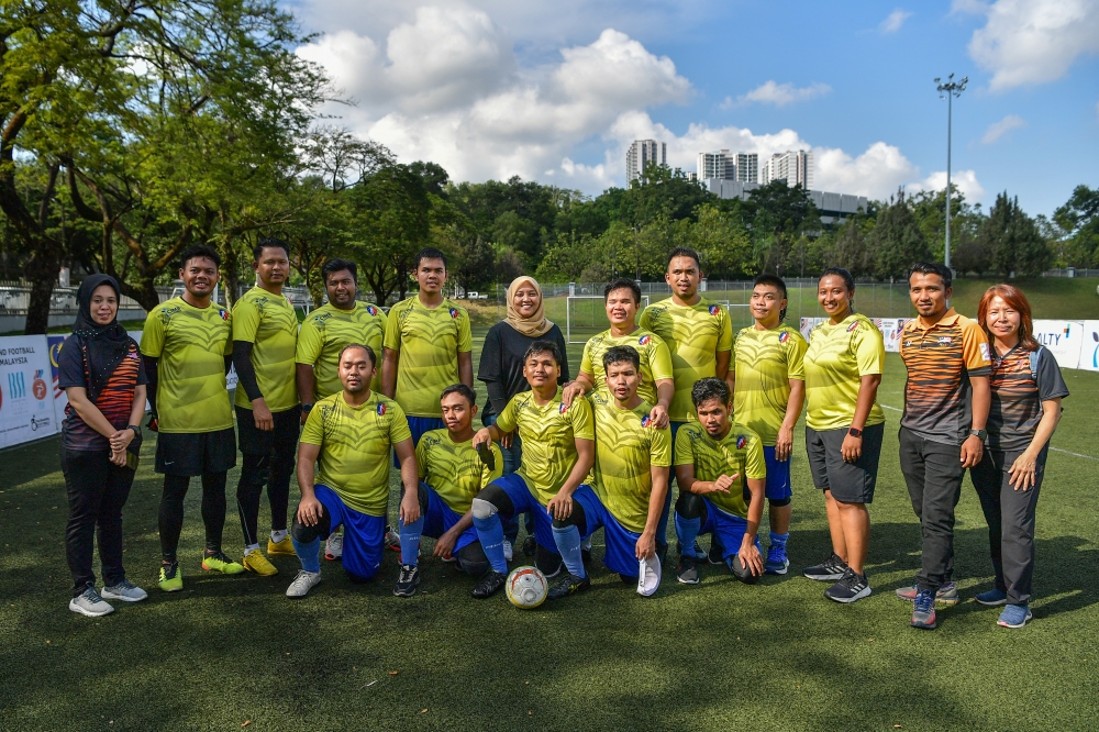 National APG chef de mission Noor Syahieda Mat Shah (centre) poses with the national blind football team during a training session in Kuala Lumpur May 12, 2023. — Bernama pic