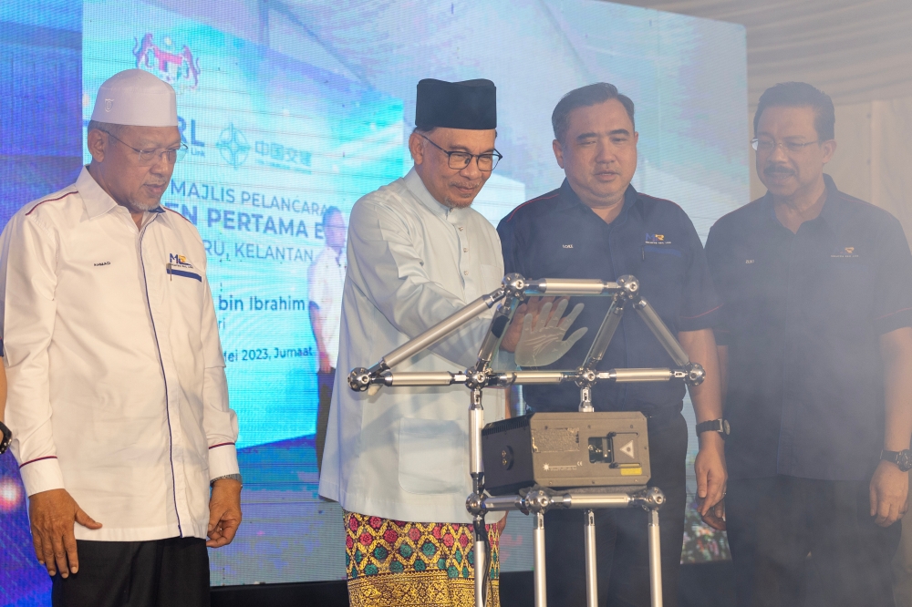Prime Minister Datuk Seri Anwar Ibrahim (2nd left) attends the construction launching ceremony of the first ECRL station in Tunjong May 12, 2023. Also present are Transport Minister Anthony Loke (2nd right), Kelantan Menteri Besar Datuk Ahmad Yakob (left) and Chief Secretary to the Government Tan Sri Mohd Zuki Ali (right). — Bernama pic