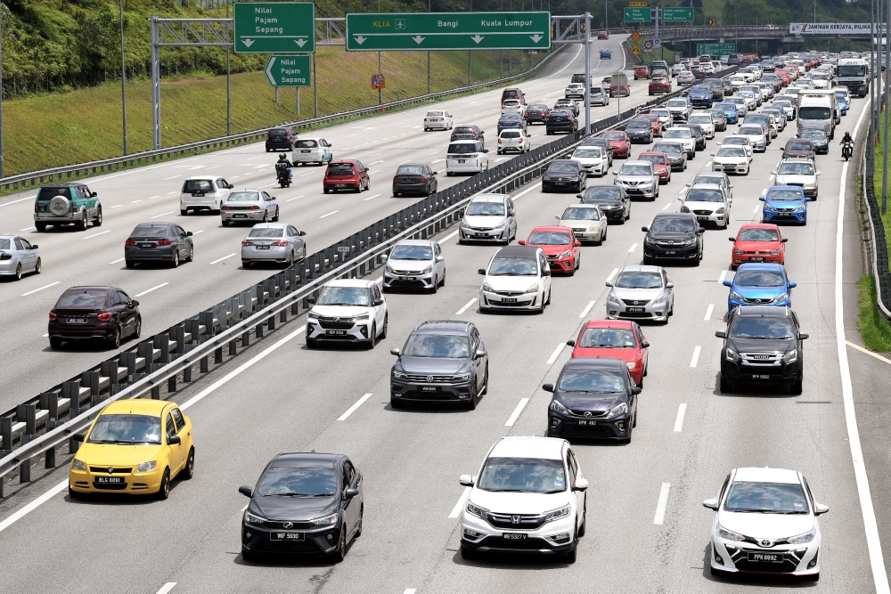 According to a report, the federal government is considering extending the concession periods of highway operators in the peninsula for up to 30 years to prevent future increases in toll rates. ― Bernama pic
