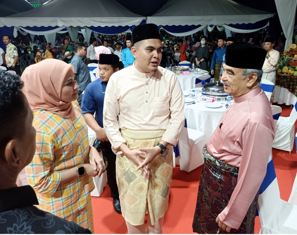 Umno Youth chief Dr Muhamad Akmal Saleh (centre) at his Aidilfitri open house in Jasin last night. ― Bernama pic