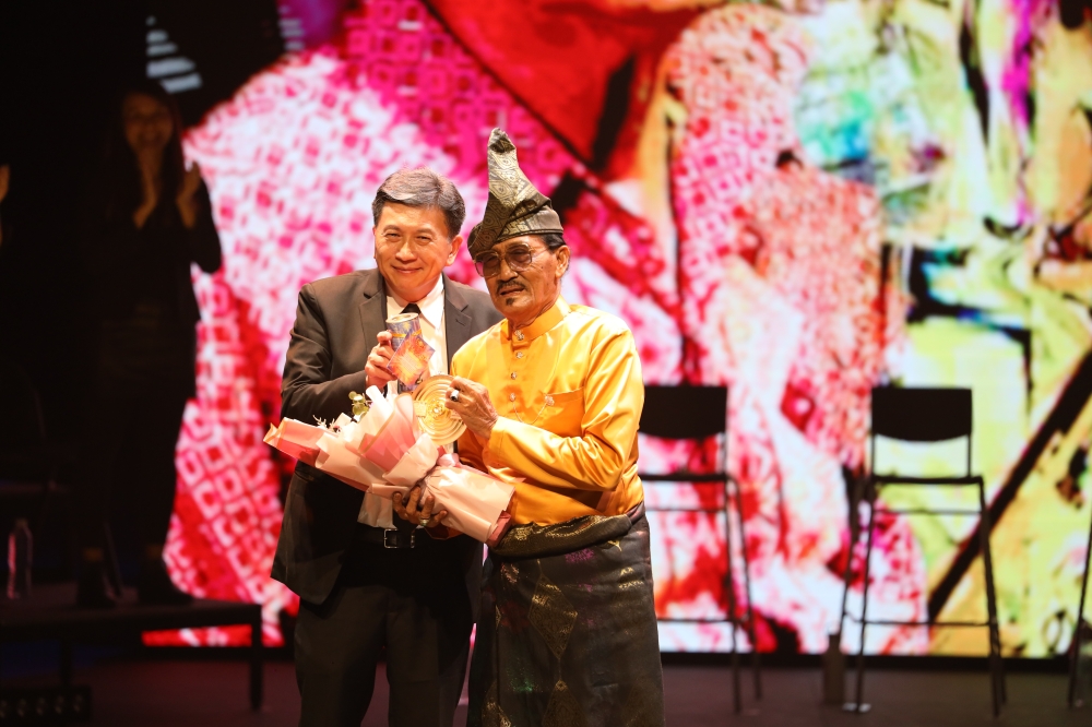CEO of Boh Plantations Jason Foo (left) with 'Dondang Sayang' champion Mohd Baharim, winner of  the BOH Cameronian Lifetime Achievement Award, — Picture courtesy of BCAA
