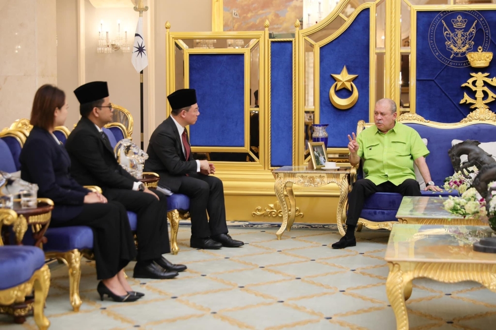Johor Ruler Sultan Ibrahim Iskandar (far right) having a discussion with Local Government Development Minister Nga Kor Ming at Istana Bukit Serene in Johor Baru May 15, 2023. — Picture courtesy of Johor Royal Press Office