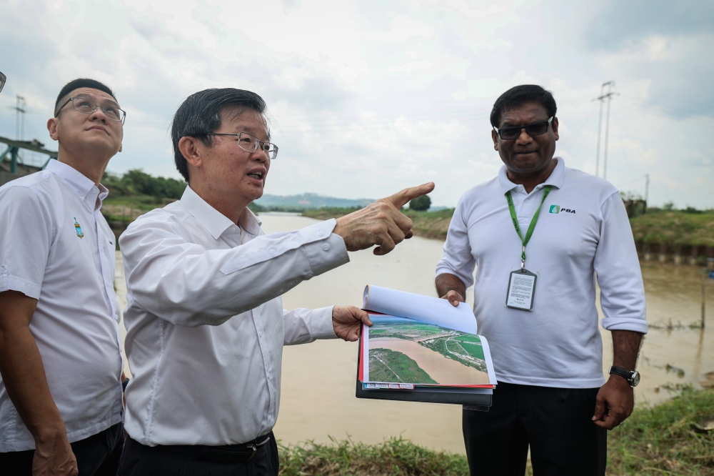 Penang chief minister Chow Kon Yeow (2nd left) and PBAPP Chief Executive Officer K. Pathmanathan (right) are seen during a visit to the Lahar Tiang Water Intake station in Kepala Batas May 15, 2023. — Bernama pic