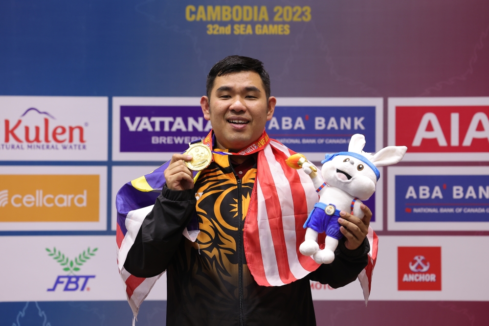 National billiard player Thor Chuan Leong poses with his gold medal after winning the 2023 SEA Games snooker final in Phnom Penh May 15, 2023. — Bernama pic
