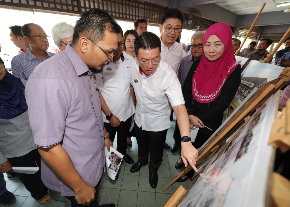 Local Government Development Minister Nga Kor Ming attends a briefing on the project to upgrade the Anjung Selera Laman Tasik Pandan May 15, 2023. — Bernama pic