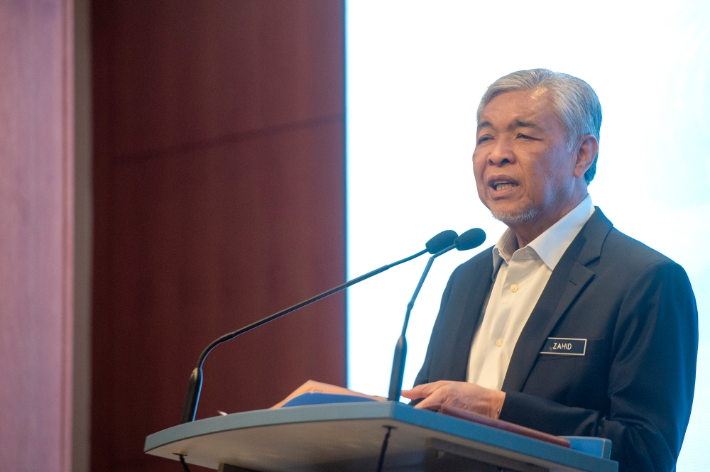 Deputy Prime Minister Datuk Seri Ahmad Zahidi Hamidi said the government might reconsider declaring an emergency if the temperature reaches 40 degree Celcius. — Picture by Shafwan Zaidon