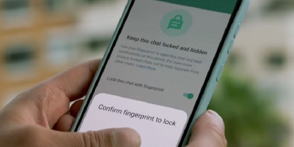 WhatsApp is now stepping up its privacy game with its new Chat Lock feature. ― SoyaCincau pic
