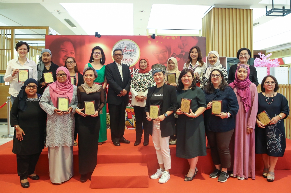 Woman, Family and Community Development Minister Datuk Seri Nancy Shukri (centre) posing for a group picture with award recipient during The Artisans Haven Awards Ceremony at Pavilion Shopping Mall in Kuala Lumpur, May 16, 2023. — Picture by Yusof Mat Isa