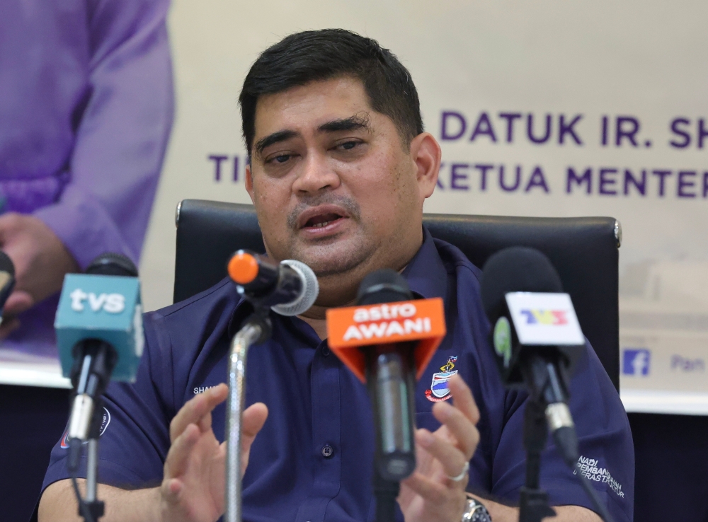 Deputy Chief Minister III, Datuk Ir Shahelmey Yahya holding a press conference after a visit with the media to the Sabah Pan Borneo Highway Project, May 16, 2023. — Bernama pic