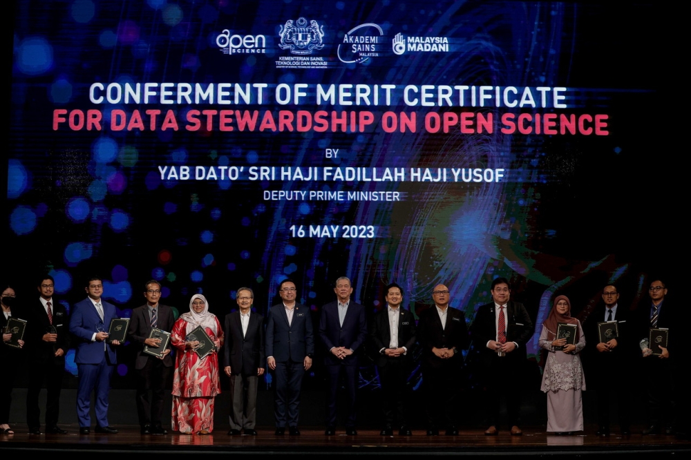 Deputy Prime Minister Datuk Seri Fadillah Yusof posing with the recipients of the Certificate of Merit Award for Open Science Data Management at the Malaysia Open Science Platform (MOSP) Launch Ceremony, May 16, 2023. — Bernama pic
