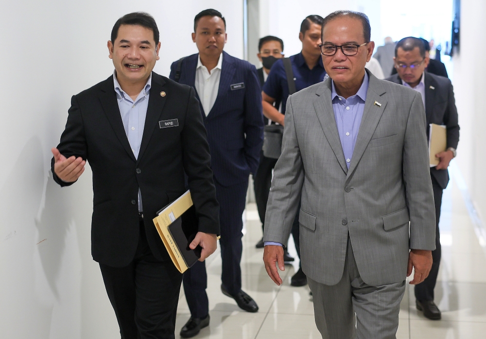 Economy Minister Rafizi Ramli (left) with Pahang Chief Minister, Datuk Seri Wan Rosdy Wan Ismail (right) attending the Management Session (SKU) of the Half Term Review (KSP) of the 12th Malaysia Plan 2021-2025 with the Pahang State Government, in Kuantan, May 16, 2023. — Bernama pic