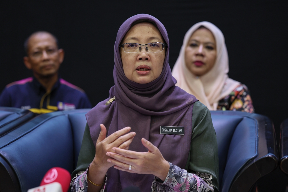 As of yesterday, Health Minister Dr Zaliha Mustafa said the Ministry of Health (MOH) recorded 15 cumulative cases related to the hot weather, with the death toll remained at one. — Bernama pic