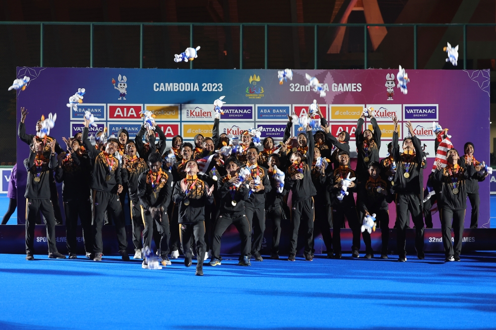 Yesterday, Malaysia added four more gold medals through Sam Jee Lek (dance sport), men’s and women’s hockey teams (pic) and Ahmad Nor Iman Hakim Rakib (kickboxing). — Bernama pic