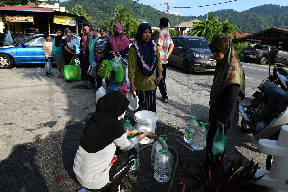About 400,000 water consumers found their taps running dry last Sunday when water levels in Sungai Muda dropped due to a faulty barrage gate. — Bernama pic