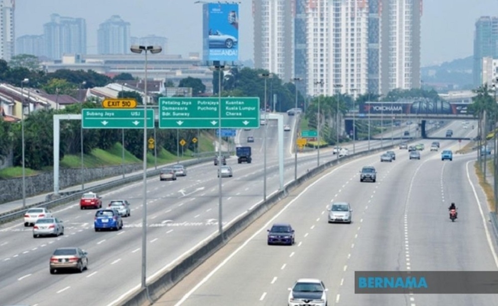 Two contra lanes will be opened on the Shah Alam Expressway (Kesas) on May 18 and 21 to enable works for launching bridge beams across the highway to be carried out for the West Coast Expressway (WCE). — Picture via Twitter/Bernama