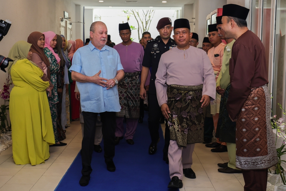 The Sultan of Johor Sultan Ibrahim Almarhum Sultan Iskandar visiting the Johor Police Contingent Headquarters (IPK) Hari Raya Aidilfitri celebration ceremony at the IPK Tunku Laksamana Abdul Jalil Mosque in Johor Baru. Johor Police Chief Datuk Kamarul Zaman Mamat is seen on the front right. — Bernama pic