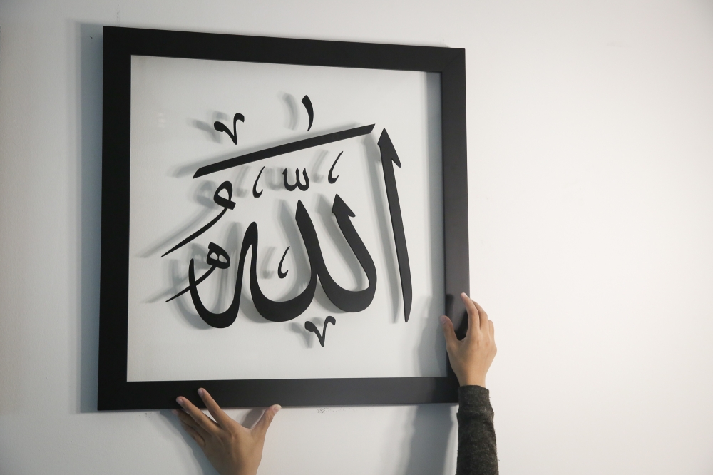 A decoration with the word ‘Allah’ calligraphy hangs on a wall in Shah Alam May 17, 2023. — Picture by Yusof Mat Isa 