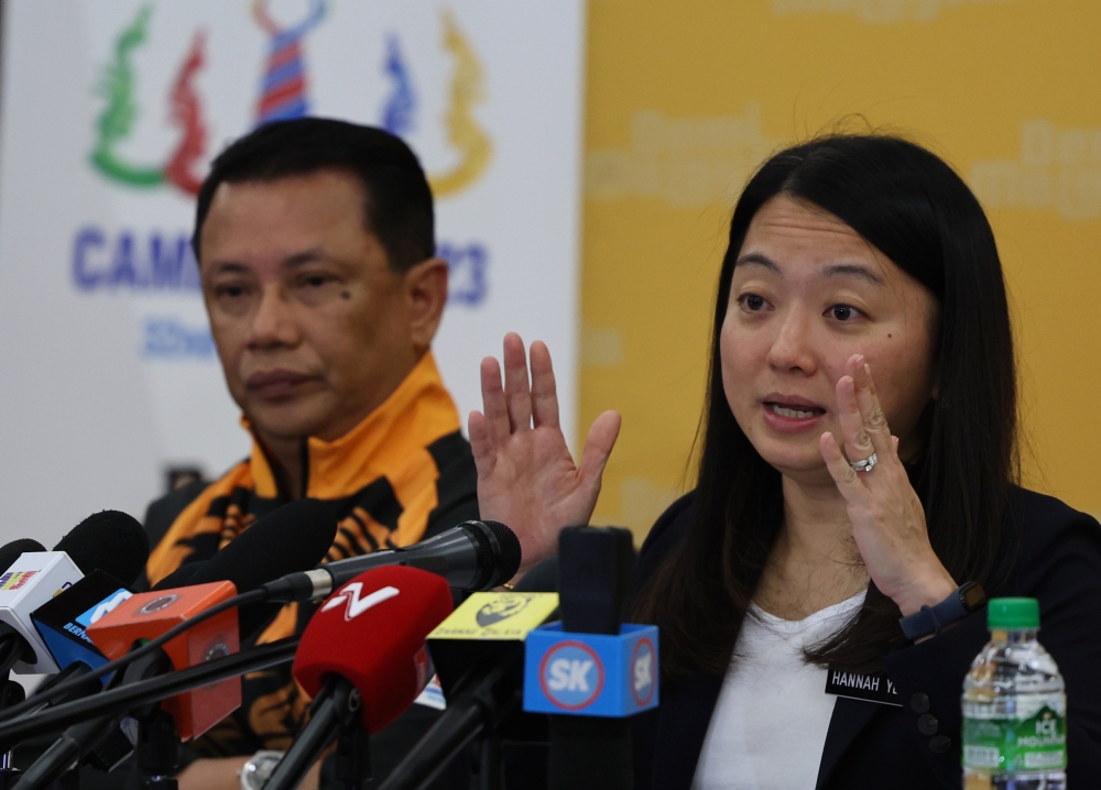 Youth and Sports Minister Hannah Yeoh (right) speaks at the media conference of the 2023 SEA Games Malaysian contingent’s performance in Kuala Lumpur May 19, 2023. — Bernama pic