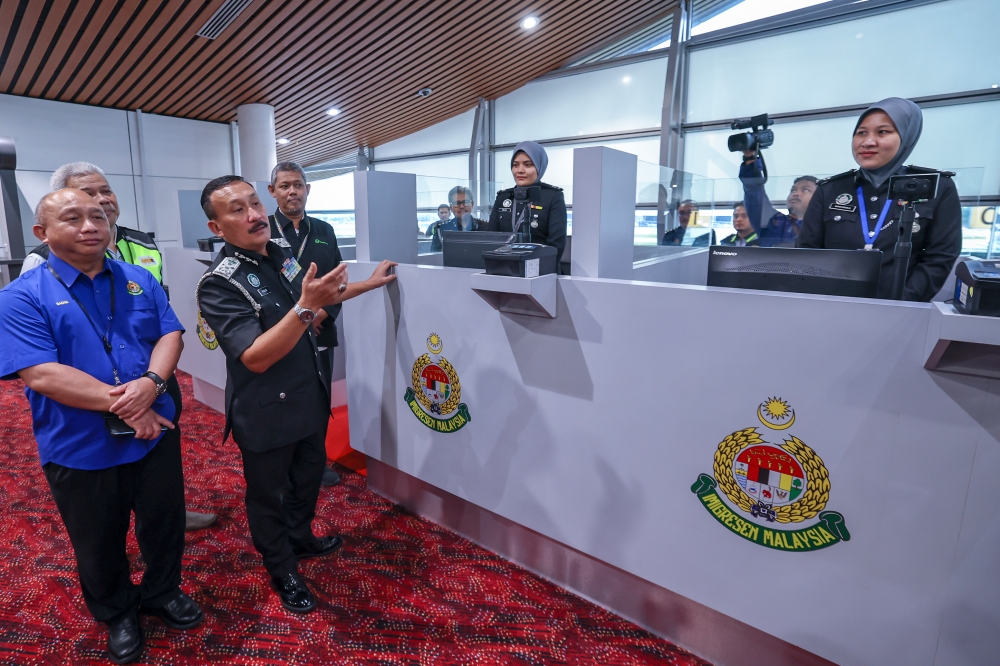 Immigration Department director-general Datuk Ruslin Jusoh inspects the Immigration counters at the Kuala Lumpur International Airport in Sepang May 19, 2023. — Bernama pic