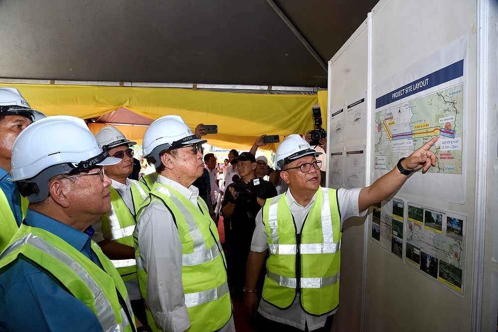 Sarawak Premier Tan Sri Abang Johari Openg (centre) being briefed on the proposed upgrading of the existing plantation from Kampung Gedong to Kampung Semalatong, May 20, 2023. — Picture by the Sarawak Information Department