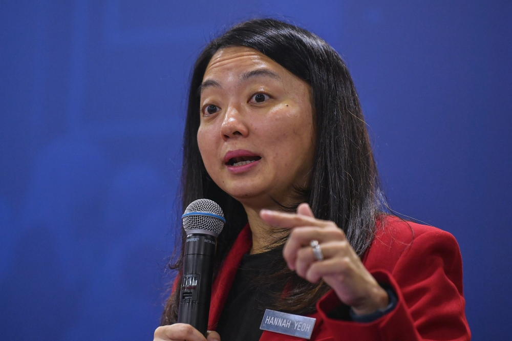 Sports Minister Hannah Yeoh speaks during the Graduan Aspire 2023 career fair at the Kuala Lumpur Convention Centre May 20, 2023. ― Bernama pic