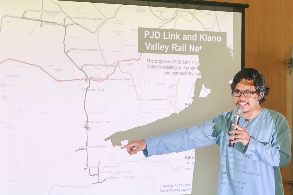 Aziff Azuddin from Transit Malaysia speaks during the Petaling Jaya Dispersal Link (PJD Link) elevated highway project forum at Five Stones Condominium in Petaling Jaya May 20, 2023. — Picture by Yusof Mat Isa