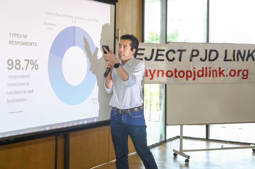 Dominic Wong delivers his presentations during the Petaling Jaya Dispersal Link (PJD Link) elevated highway project forum at Five Stones Condominium in Petaling Jaya May 20, 2023. — Picture by Yusof Mat Isa