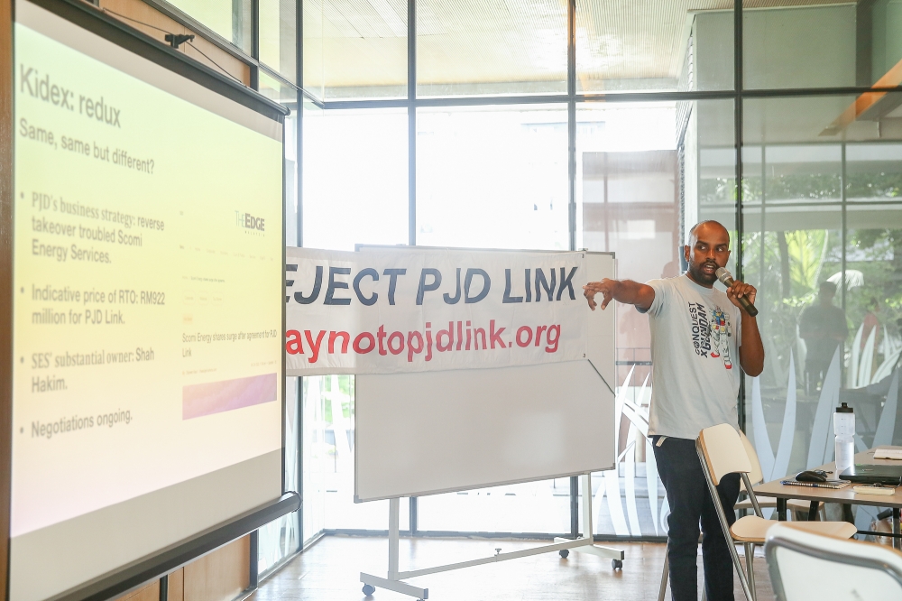 Finance journalist Emmanuel Samarathisa speaks during the Petaling Jaya Dispersal Link (PJD Link) elevated highway project forum at Five Stones Condominium in Petaling Jaya May 20, 2023. — Picture by Yusof Mat Isa