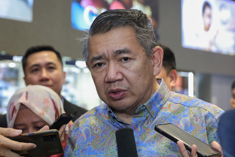 Parti Amanah Negara (Amanah) deputy president Datuk Seri Salahuddin Ayub said grassroots members of the Pakatan Harapan and Barisan Nasional component parties have no problem voting for candidates from a fellow component party in the upcoming polls in six states. — Bernama pic