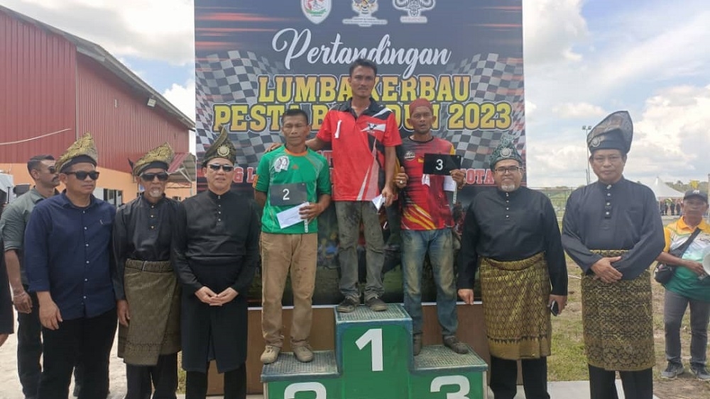 (From left) Limbang resident Yunus Tambi, Limbang Malay Association chairman Mohamad Abu Bakar, Deputy Prime Minister Datuk Seri Fadillah Yusof, Federal Transport Deputy Minister Datuk Hasbi Habibollah and Deputy Minister of Food Industry, Commodity and Regional Development Datuk Dr Abdul Rahman Ismail in a photo call with the winners of the buffalo race at Kampung Lubok Sigantang in Limbang. — Borneo Post pic
