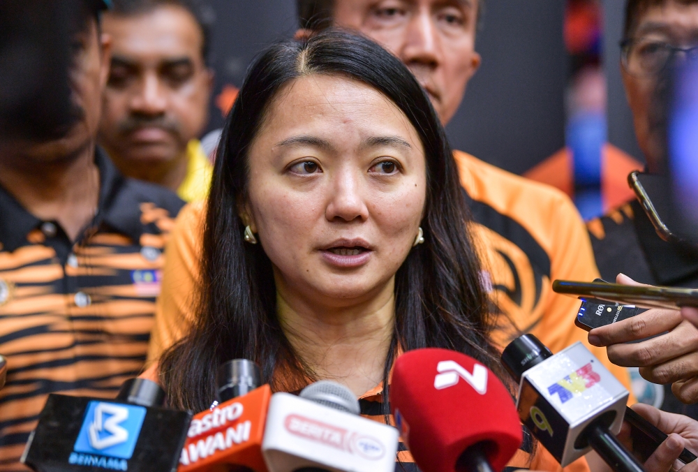 Ideally, sports should be kept clear of politics, according to Youth and Sports Minister Hannah Yeoh in her response to the involvement of politicians in sports associations. — Bernama pic