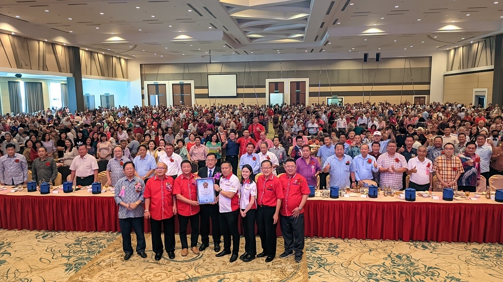 MBOR senior record consultant Edwin Yeoh (4th right) hands over the award certificate to Mingchiang Tunhion Huay Sibu Clan association chairman Lau Khing Hung, witnessed by Temenggong Datuk Vincent Lau (left), Consul General of the People’s Republic of China in Kuching Xing Weiping (4th left) and organising chairman Hii Toh Ping (2nd left) while others look on. — Picture by Peter Boon