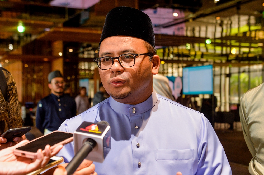 Selangor Menteri Besar Datuk Seri Amirudin Shari said he and his counterparts Penang, Negeri Sembilan, Kedah, Kelantan and Terengganu have tentatively agreed to seek the dissolution of their state assemblies at the end of June, for elections to be held in July or early August. — Picture by Miera Zulyana