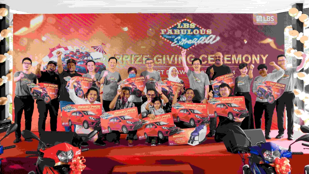 Tan Sri Lim Hock San and fellow directors pose with the LBS Fabulous Extra 2022-23 1st lucky draw prize winners on May 20, 2023. — Picture courtesy of LBS Bina
